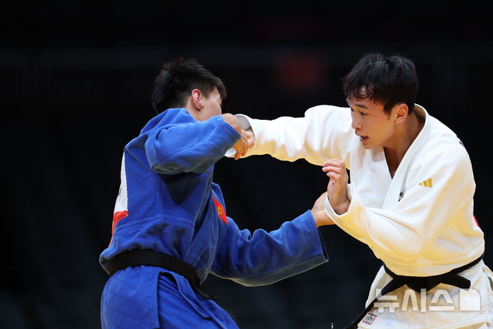 [나고야(일본)=뉴시스] 김금보 기자 = 한국 안재홍이 1일 (현지 시간) 일본 아이치현 나고야시 아이치 인터네셔날 아레나에서 열린 2026 아이치·나고야 아시안게임 유도 남자 73kg급 16강 경기를 치르고 있다. 2026.10.01. kgb@newsis.com