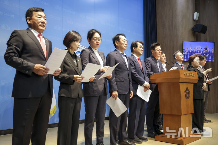 [서울=뉴시스] 정병혁 기자 = 국민의힘 산업통상자원중소벤처기업위원회, 재정경제기획위원회 소속 의원들이 1일 서울 여의도 국회 소통관에서 알레스카 LNG 포함' 대미투자 관련 이재명 정부의 굴종·무능 외교 긴급 규탄 기자회견을 하고 있다. 2026.10.01. jhope@newsis.com