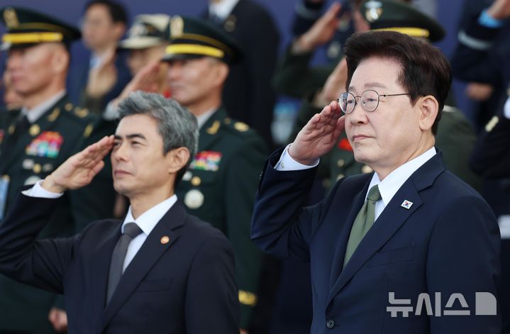 [계룡=뉴시스] 조성봉 기자 = 이재명 대통령이 1일 충남 계룡대 활주로에서 열린 제78회 국군의 날 기념식에서 거수경례를 하고 있다.2026.10.01. suncho21@newsis.com