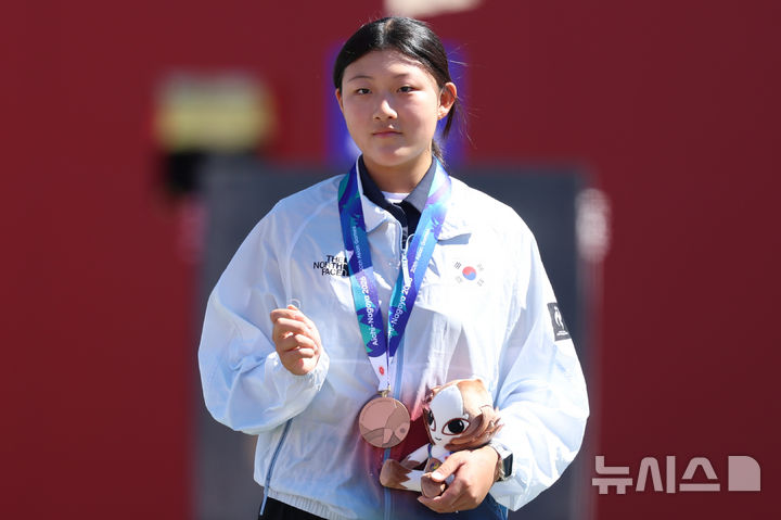[오카자키(일본)=뉴시스] 황준선 기자 = 1일(현지 시간) 일본 아이치현 오카자키시 오카자키 중앙종합공원 내 다목적 광장에서 열린 2026 아이치·나고야 아시안게임 양궁 컴파운드 여자 개인전 시상식에서 동메달을 획득한 한국 강연서가 친구들과 맞춘 우정 반지를 들고 기념촬영 하고 있다. 2026.10.01. hwang@newsis.com