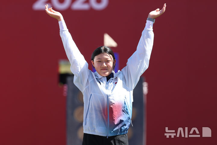 [오카자키(일본)=뉴시스] 황준선 기자 = 1일(현지 시간) 일본 아이치현 오카자키시 오카자키 중앙종합공원 내 다목적 광장에서 열린 2026 아이치·나고야 아시안게임 양궁 컴파운드 여자 개인전 시상식에서 동메달을 획득한 한국 강연서가 단상에 오르며 기뻐하고 있다. 2026.10.01. hwang@newsis.com