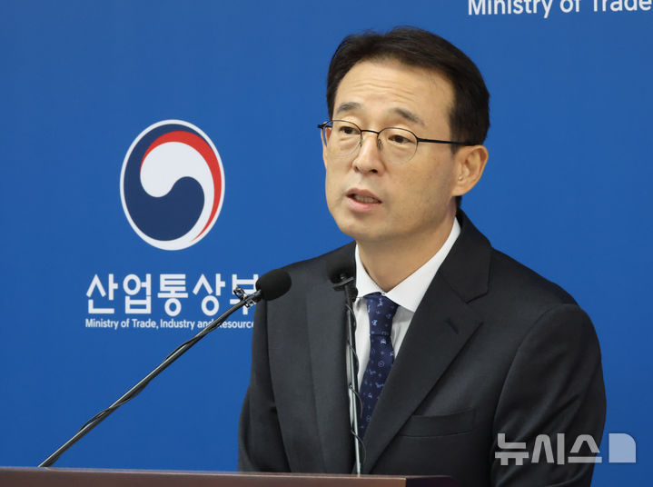 [세종=뉴시스] 배훈식 기자 = 강감찬 산업통상부 무역투자실장이 1일 오전 세종시 정부세종청사에서 9월 수출입 동향 브리핑을 하고 있다. 2026.10.01. dahora83@newsis.com