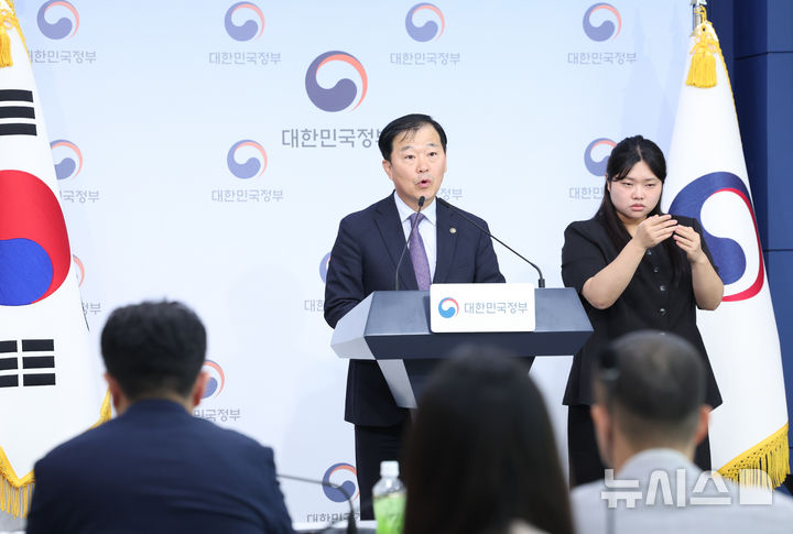 [서울=뉴시스] 조수정 기자 = 이형훈 보건복지부 제2차관이 1일 오전 서울 종로구 정부서울청사 별관에서 제4차 국립의학전문대학원 설립준비위원회 논의 결과 브리핑을 하고 있다. 국립의전원 소재지는 남원으로 결정됐다. 2026.10.01. chocrystal@newsis.com