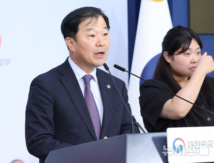 [서울=뉴시스] 조수정 기자 = 이형훈 보건복지부 제2차관이 1일 오전 서울 종로구 정부서울청사 별관에서 제4차 국립의학전문대학원 설립준비위원회 논의 결과 브리핑을 하고 있다. 국립의전원 소재지는 남원으로 결정됐다. 2026.10.01. chocrystal@newsis.com