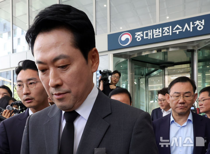 [서울=뉴시스] 홍효식 기자 = 장동혁 국민의힘 대표를 비롯한 의원들이 검찰청 폐지와 공소청·중대범죄수사청 신설을 하루 앞둔 1일 오전 서울 중구 중대범죄수사청 앞에서 열린 형사사법체계 파괴 규탄 현장 의원총회를 마치고 방문을 시도, 출입구가 잠겨 돌아가고 있다. 2026.10.01. yesphoto@newsis.com