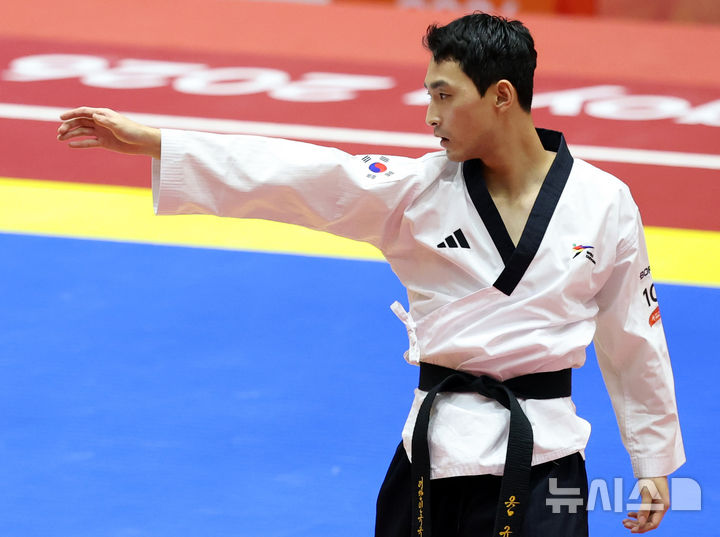 [도요하시(일본)=뉴시스] 이영환 기자 = 한국 윤규성이 1일 오후(현지 시간) 일본 아이치현 도요하시 체육관에서 열린 2026 아이치·나고야 아시안게임 태권도 남자 개인 품새 준결승전에서 자유 품새를 선보이고 있다. 2026.10.01. 20hwan@newsis.com