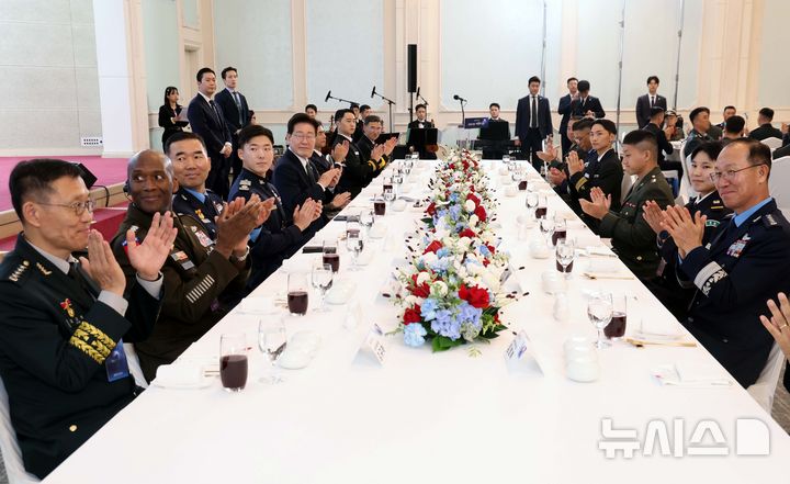 [계룡=뉴시스] 조성봉 기자 = 이재명 대통령이 1일 충남 계룡대에서 열린 제78회 국군의 날 기념 오찬에서 참석자들과 박수를 치고 있다.2026.10.01. suncho21@newsis.com