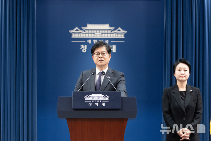 [서울=뉴시스] 조성봉 기자 = 성기홍 홍보소통수석이 1일 청와대 춘추관에서 신임 정책실장 등 인사 관련 브리핑을 하고 있다. (청와대통신사진기자단) 2026.10.01. suncho21@newsis.com