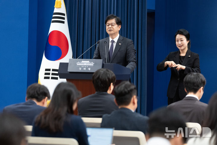 [서울=뉴시스] 조성봉 기자 = 성기홍 홍보소통수석이 1일 청와대 춘추관에서 신임 정책실장 등 인사 관련 브리핑을 하고 있다. (청와대통신사진기자단) 2026.10.01. suncho21@newsis.com