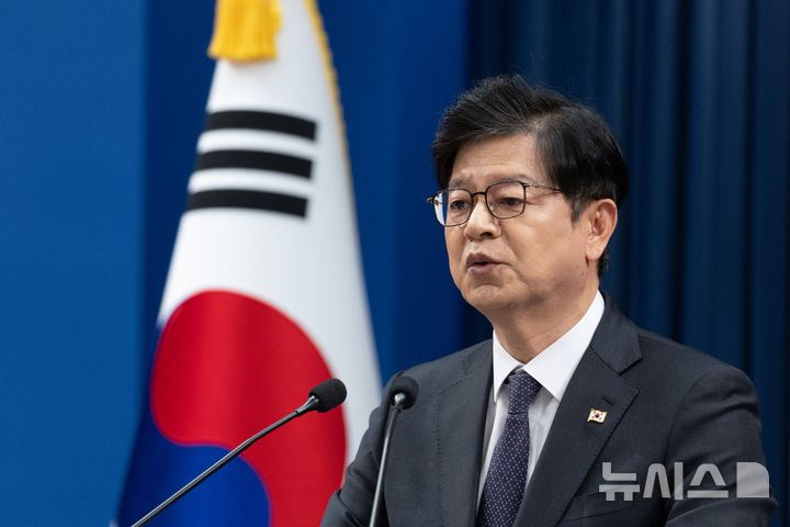 [서울=뉴시스] 조성봉 기자 = 성기홍 홍보소통수석이 1일 청와대 춘추관에서 신임 정책실장 등 인사 관련 브리핑을 하고 있다. (청와대통신사진기자단) 2026.10.01. suncho21@newsis.com