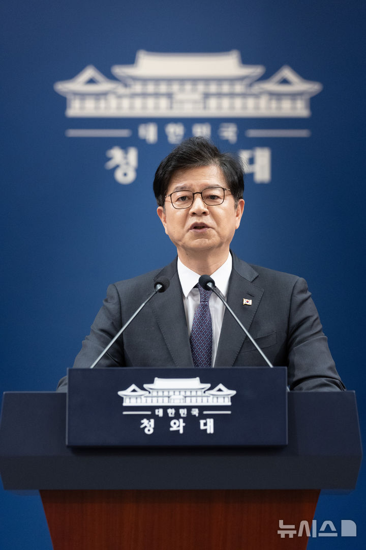 [서울=뉴시스] 조성봉 기자 = 성기홍 홍보소통수석이 1일 청와대 춘추관에서 신임 정책실장 등 인사 관련 브리핑을 하고 있다. (청와대통신사진기자단) 2026.10.01. suncho21@newsis.com