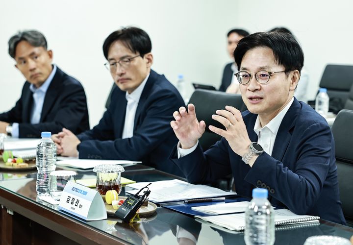 [서울=뉴시스] 김정관 산업통상부 장관이 1일 충남 아산시 하나마이크론본사에서 열린 '중견기업 업계 간담회'에서 발언하고 있다. (사진=산업통상부 제공) 2026.10.01. photo@newsis.com *재판매 및 DB 금지