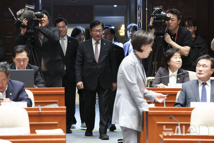 [서울=뉴시스] 김근수 기자 = 정점식 국민의힘 원내대표가 1일 서울 여의도 국회에서 의원총회에 참석하고 있다. 2026.10.01. ks@newsis.com