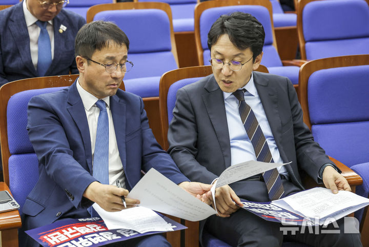 [서울=뉴시스] 정병혁 기자 = 한병도 더불어민주당 원내대표와 천준호 원내운영수석부대표가 1일 여의도 국회에서 열린 의원총회에서 대화를 나누고 있다. 2026.10.01. jhope@newsis.com