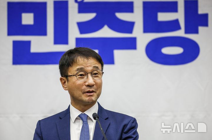 [서울=뉴시스] 정병혁 기자 = 한병도 더불어민주당 원내대표가 1일 서울 여의도 국회에서 열린 의원총회에서 발언하고 있다. 2026.10.01. jhope@newsis.com