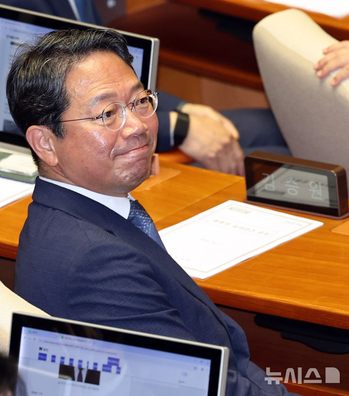 [서울=뉴시스] 최진석 기자 = 김승원 더불어민주당 의원이 1일 여의도 국회 본회장에서 열린 제439회 국회(정기회) 제10차 본회의에 참석하고 있다. 2026.10.01. myjs@newsis.com