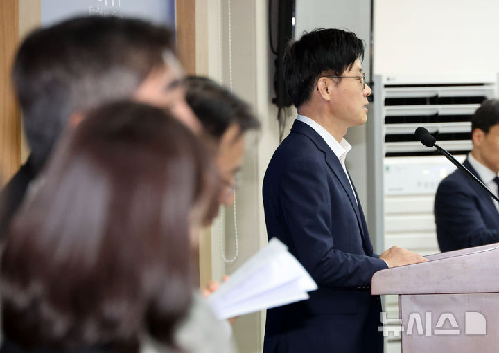 [세종=뉴시스] 배훈식 기자 = 김정관 산업통상부 장관이 1일 오후 세종시 정부세종청사에서 대미 투자 프로젝트 사후 브리핑을 하고 있다. 2026.10.01. dahora83@newsis.com