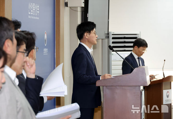[세종=뉴시스] 배훈식 기자 = 김정관 산업통상부 장관이 1일 오후 세종시 정부세종청사에서 대미 투자 프로젝트 사후 브리핑을 하고 있다. 2026.10.01. dahora83@newsis.com
