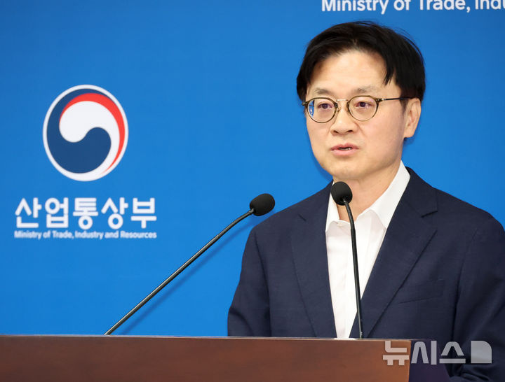 [세종=뉴시스] 배훈식 기자 = 김정관 산업통상부 장관이 1일 오후 세종시 정부세종청사에서 대미 투자 프로젝트 사후 브리핑을 하고 있다. 2026.10.01. dahora83@newsis.com