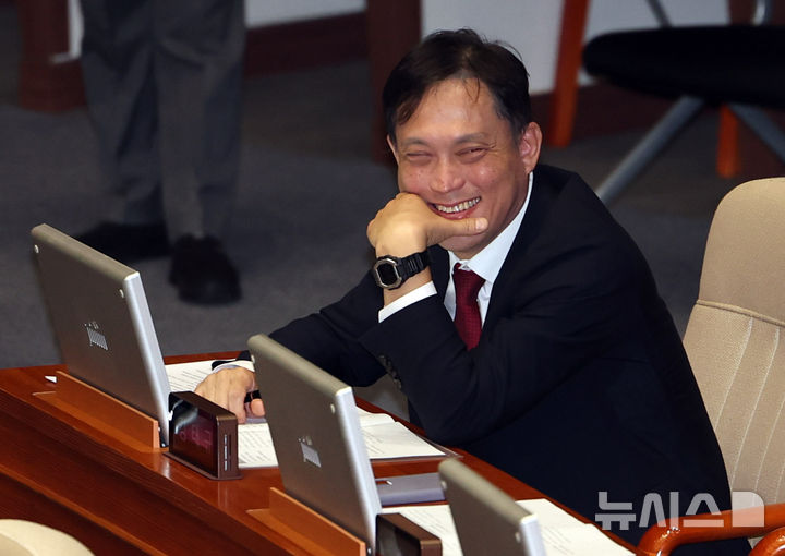 [서울=뉴시스] 최진석 기자 = 국민의힘 김태규 의원이 1일 여의도 국회 본회장에서 열린 제439회 국회(정기회) 제10차 본회의에 참석하고 있다. 2026.10.01. myjs@newsis.com