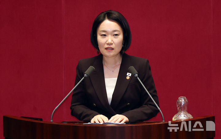 [서울=뉴시스] 최진석 기자 = 이소영 중소벤처기업부 장관이 지난 1일 여의도 국회 본회장에서 열린 제439회 국회(정기회) 제10차 본회의에 출석해 인사말하고 있다. 2026.10.05. myjs@newsis.com