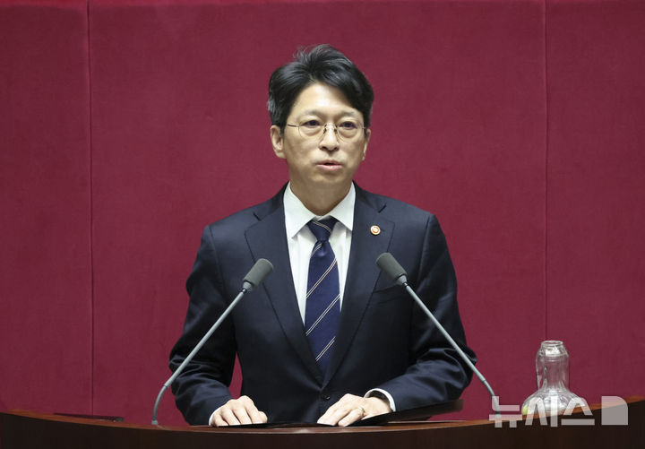 [서울=뉴시스] 김근수 기자 = 홍지선 국토교통부 장관이 1일 오후 서울 여의도 국회에서 열린 제439회(정기회) 제10차 본회의에서 인사를 하고 있다. 2026.10.01. ks@newsis.com