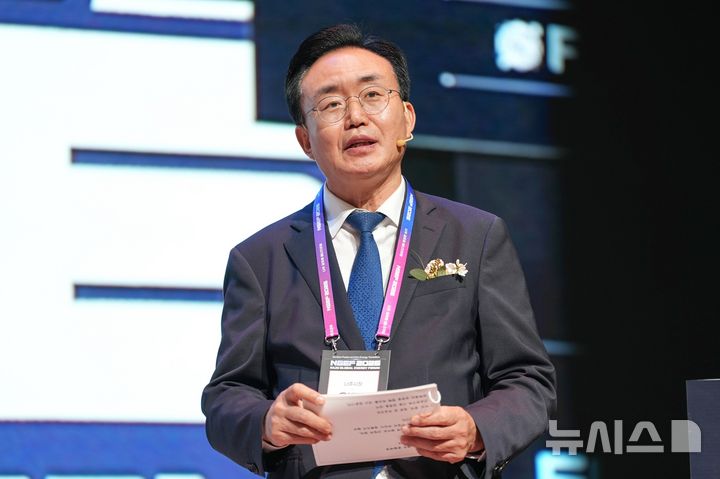 [나주=뉴시스] 윤병태 나주시장이 '나주 글로벌 에너지포럼 2026’ 포럼 인공태양 세션에서 '인공태양으로 바뀔 나주의 미래'에 대하여 발표하고 있다. (사진=나주시 제공) photo@newsis.com