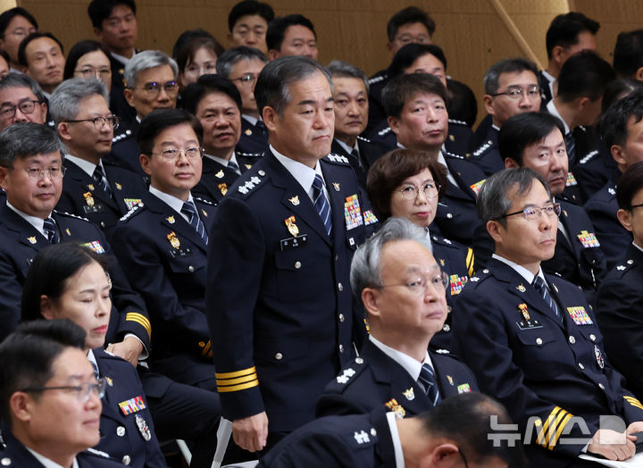[서울=뉴시스] 조성우 기자 = 김종철 경찰청장 직무대행이 개정 형사소송법 시행을 하루 앞둔 1일 서울 서대문구 경찰청 참수리홀에서 열린 전국 경찰 수사 지휘관 회의에 입장하고 있다. 2026.10.01. xconfind@newsis.com