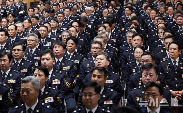 [서울=뉴시스] 조성우 기자 = 개정 형사소송법 시행을 하루 앞둔 1일 서울 서대문구 경찰청 참수리홀에서 열린 전국 경찰 수사 지휘관 회의에 전국 경찰 지휘관들이 참석해 있다. 2026.10.01. xconfind@newsis.com