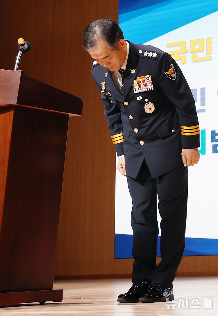 [서울=뉴시스] 조성우 기자 = 김종철 경찰청장 직무대행이 개정 형사소송법 시행을 하루 앞둔 1일 서울 서대문구 경찰청 참수리홀에서 열린 전국 경찰 수사 지휘관 회의에서 발언을 마친 뒤 인사하고 있다. 2026.10.01. xconfind@newsis.com