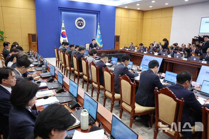 [서울=뉴시스] 조성봉 기자= 이재명 대통령이 1일 청와대에서 열린 수석보좌관회의에서 발언하고 있다. (청와대통신사진기자단) 2026.10.01. suncho21@newsis.com