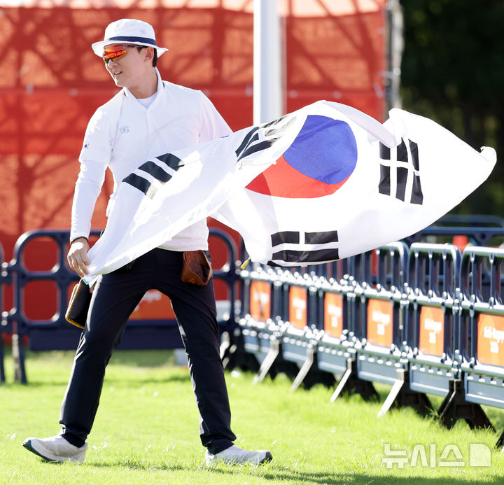 [오카자키(일본)=뉴시스] 황준선 기자 = 1일(현지 시간) 일본 아이치현 오카자키시 오카자키 중앙종합공원 내 다목적 광장에서 열린 2026 아이치·나고야 아시안게임 양궁 컴파운드 남자 개인 결승전에서 금메달을 획득한 한국 김종호가 기뻐하고 있다. 2026.10.01. hwang@newsis.com