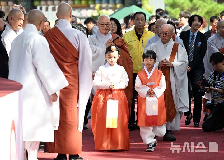 [서울=뉴시스] 조수정 기자 = 조계종 제38대 총무원장 진우스님이 1일 오후 서울 종로구 조계사에서 열린 취임법회에 입장하고 있다. (공동취재) 2026.10.01. chocrystal@newsis.com