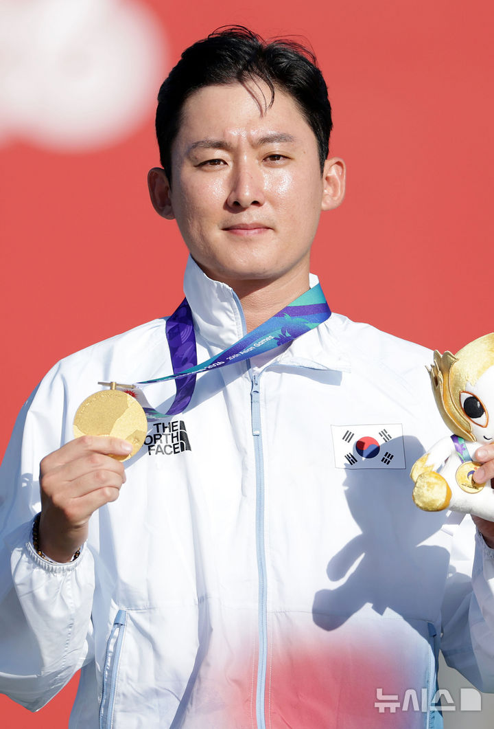 [오카자키(일본)=뉴시스] 황준선 기자 = 1일(현지 시간) 일본 아이치현 오카자키시 오카자키 중앙종합공원 내 다목적 광장에서 열린 2026 아이치·나고야 아시안게임 양궁 컴파운드 남자 개인 결승전에서 금메달을 획득한 한국 김종호가 포즈를 취하고 있다. 2026.10.01. hwang@newsis.com
