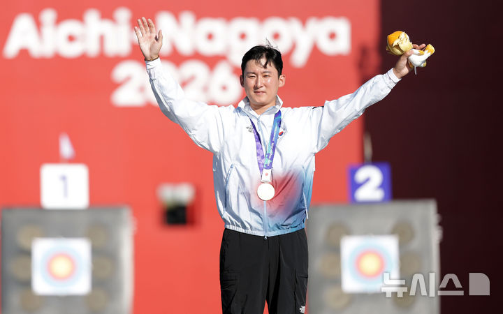[오카자키(일본)=뉴시스] 황준선 기자 = 1일(현지 시간) 일본 아이치현 오카자키시 오카자키 중앙종합공원 내 다목적 광장에서 열린 2026 아이치·나고야 아시안게임 양궁 컴파운드 남자 개인 결승전에서 금메달을 획득한 한국 김종호가 기뻐하고 있다. 2026.10.01. hwang@newsis.com