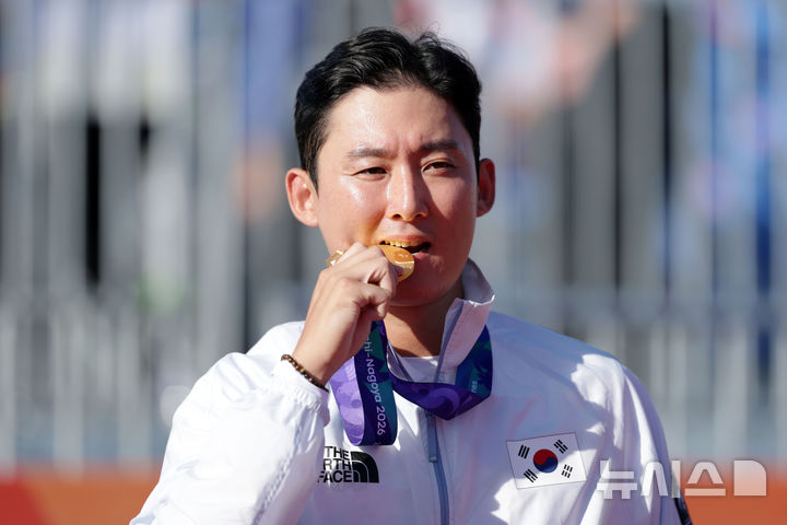 [오카자키(일본)=뉴시스] 황준선 기자 = 1일(현지 시간) 일본 아이치현 오카자키시 오카자키 중앙종합공원 내 다목적 광장에서 열린 2026 아이치·나고야 아시안게임 양궁 컴파운드 남자 개인 결승전에서 금메달을 획득한 한국 김종호가 포즈를 취하고 있다. 2026.10.01. hwang@newsis.com
