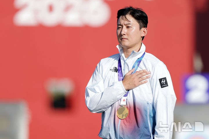 [오카자키(일본)=뉴시스] 황준선 기자 = 1일(현지 시간) 일본 아이치현 오카자키시 오카자키 중앙종합공원 내 다목적 광장에서 열린 2026 아이치·나고야 아시안게임 양궁 컴파운드 남자 개인 결승전에서 금메달을 획득한 한국 김종호가 국민의례를 하고 있다. 2026.10.01. hwang@newsis.com