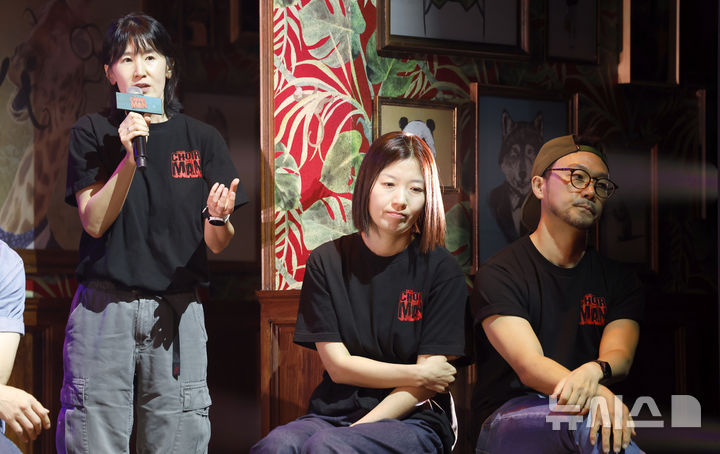 [서울=뉴시스] 김혜진 기자 = 이지영(왼쪽) 국내협력연출이 1일 오후 서울 종로구 놀(NOL)씨어터 대학로에서 열린 뮤지컬 '콰이어 오브 맨' 프레스콜에서 인사말을 하고 있다. 2026.10.01. jini@newsis.com
