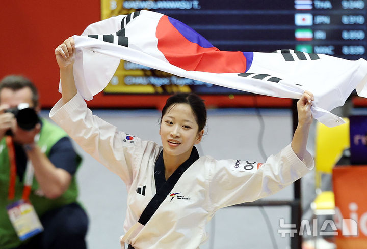 [도요하시(일본)=뉴시스] 이영환 기자 = 한국 정하은이 1일 오후(현지 시간) 일본 아이치현 도요하시 체육관에서 열린 2026 아이치·나고야 아시안게임 태권도 여자 개인 품새 결승전에서 금메달을 획득한 뒤 기뻐하고 있다. 2026.10.01. 20hwan@newsis.com