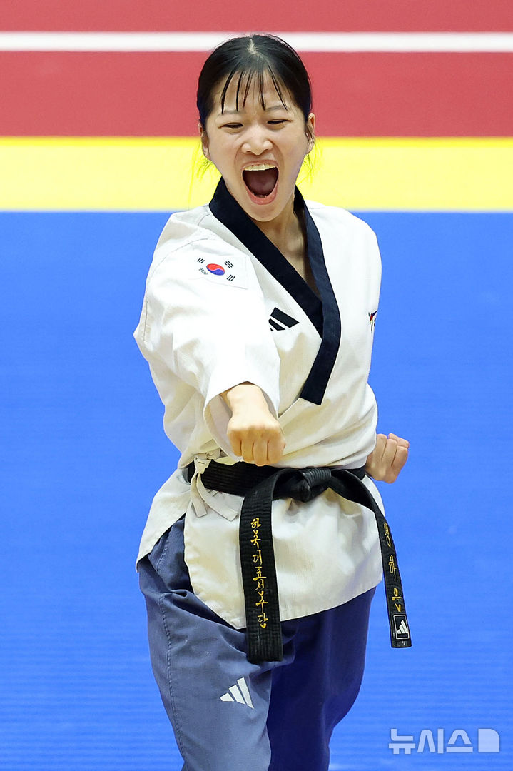 [도요하시(일본)=뉴시스] 이영환 기자 = 한국 정하은이 1일 오후(현지 시간) 일본 아이치현 도요하시 체육관에서 열린 2026 아이치·나고야 아시안게임 태권도 여자 개인 품새 결승전에서 품새를 선보이고 있다. 2026.10.01. 20hwan@newsis.com