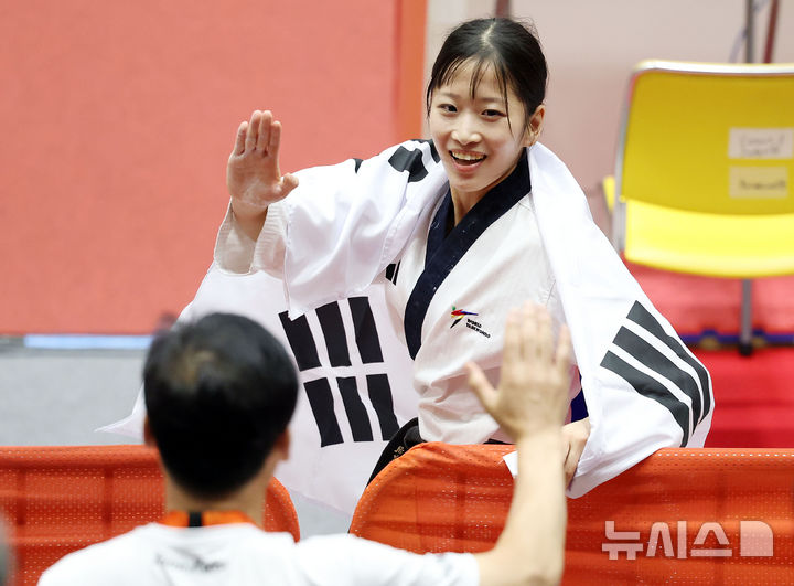 [도요하시(일본)=뉴시스] 이영환 기자 = 한국 정하은이 1일 오후(현지 시간) 일본 아이치현 도요하시 체육관에서 열린 2026 아이치·나고야 아시안게임 태권도 여자 개인 품새 결승전에서 금메달을 획득한 뒤 기뻐하고 있다. 2026.10.01. 20hwan@newsis.com