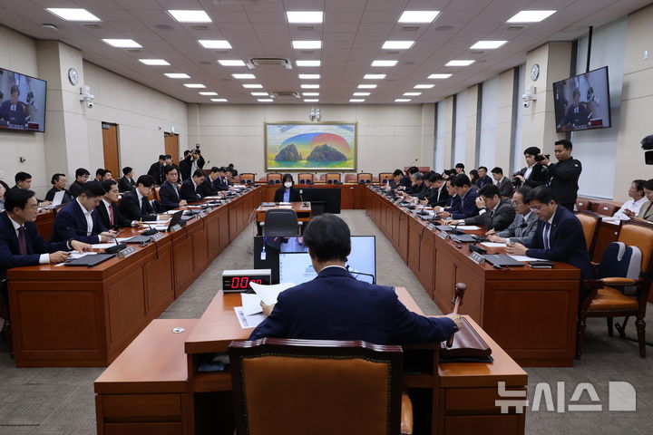 [서울=뉴시스] 최진석 기자 = 유동수 국회 정무위원회 위원장이 1일 여의도 국회에서 열린 제439회 국회(정기회) 정무위원회 제5차 전체회의에서 의사봉을 두드리고 있다. 2026.10.01. myjs@newsis.com