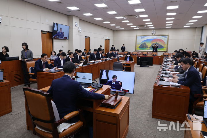 [서울=뉴시스] 최진석 기자 = 유동수 국회 정무위원회 위원장이 1일 여의도 국회에서 제439회 국회(정기회) 정무위원회 제5차 전체회의를 주재하고 있다. 2026.10.01. myjs@newsis.com