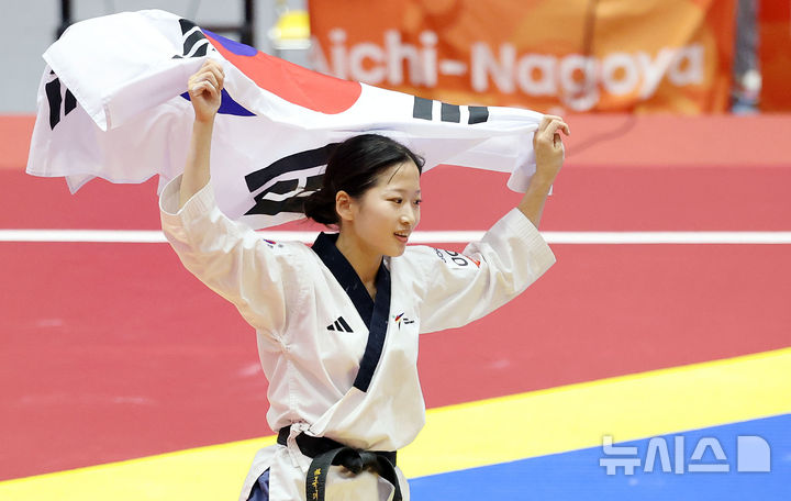 [도요하시(일본)=뉴시스] 이영환 기자 = 한국 정하은이 1일 오후(현지 시간) 일본 아이치현 도요하시 체육관에서 열린 2026 아이치·나고야 아시안게임 태권도 여자 개인 품새 결승전에서 금메달을 획득한 뒤 기뻐하고 있다. 2026.10.01. 20hwan@newsis.com