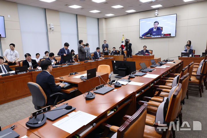 [서울=뉴시스] 최진석 기자 = 1일 여의도 국회에서 열린 제439회 국회(정기회) 정무위원회 제5차 전체회의에 퇴장한 국민의힘 의원들의 자리가 텅 비어 있다. 2026.10.01. myjs@newsis.com