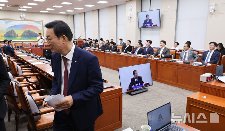 [서울=뉴시스] 최진석 기자 = 국회 정무위원회 소속 야당 간사인 서일준 의원을 비롯한 국민의힘 의원들이 1일 여의도 국회에서 열린 제439회 국회(정기회) 정무위원회 제5차 전체회의에서 퇴장하고 있다. 2026.10.01. myjs@newsis.com