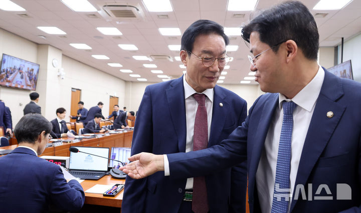 [서울=뉴시스] 최진석 기자 = 국회 정무위원회 소속 여당 간사인 박상혁(오른쪽) 의원과 야당 간사인 국민의힘 서일준 의원이 1일 여의도 국회에서 열린 제439회 국회(정기회) 정무위원회 제5차 전체회의에 앞서 대화를 나누고 있다. 2026.10.01. myjs@newsis.com