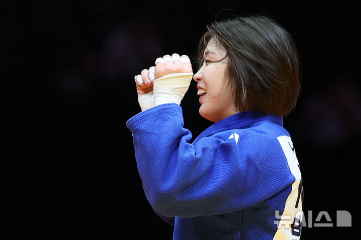 [나고야(일본)=뉴시스] 김금보 기자 = 1일 (현지 시간) 일본 아이치현 나고야시 아이치 인터네셔날 아레나에서 열린 2026 아이치·나고야 아시안게임 유도 여자 57kg급 몽골 아리운자야 테르비시와 결승에서 금메달을 획득한 한국 허미미가 기뻐하고 있다. 2026.10.01. kgb@newsis.com