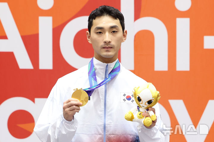 [도요하시(일본)=뉴시스] 이영환 기자 = 1일 오후(현지 시간) 일본 아이치현 도요하시 체육관에서 열린 2026 아이치·나고야 아시안게임 태권도 남자 개인 품새 메달 시상식에서 금메달을 획득한 한국 윤규성이 포즈를 취하고 있다. 2026.10.01. 20hwan@newsis.com