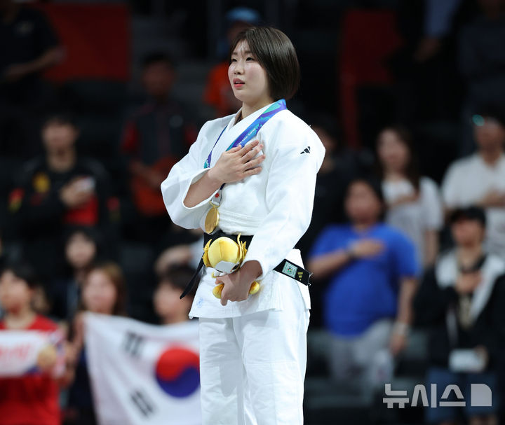 [나고야(일본)=뉴시스] 김금보 기자 = 1일 (현지 시간) 일본 아이치현 나고야시 아이치 인터네셔날 아레나에서 열린 2026 아이치·나고야 아시안게임 유도 여자 57kg급에서 금메달을 획득한 한국 허미미가 국민의례를 하고 있다. 2026.10.01. kgb@newsis.com